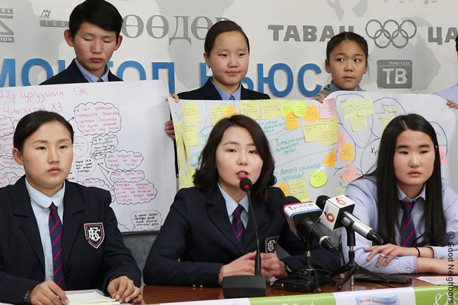 기자회견을 진행 중인 모습