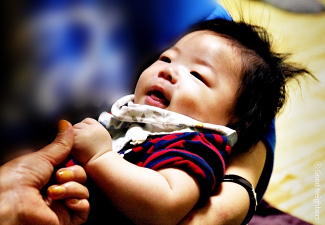 이사한 거실에서 해은이네 가족들이 모여서 인사하고 있는 모습