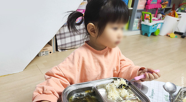 학대피해아동지원 캠페인 민지가 기부 받은 식료품으로 맛있는 식사를 하는 모습