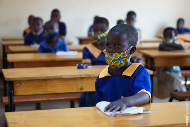 마스크를 끼고 학교에서 수업을 듣는 바네사의 모습