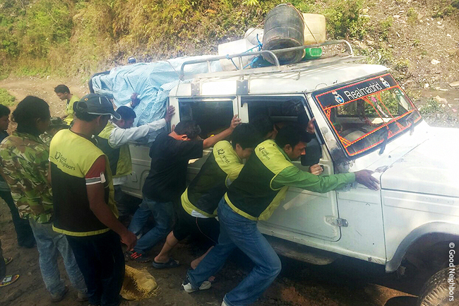 고장난 차를 다 같이 미는 모습