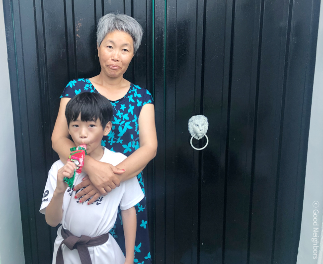 이사한 거실에서 해은이네 가족들이 모여서 인사하고 있는 모습