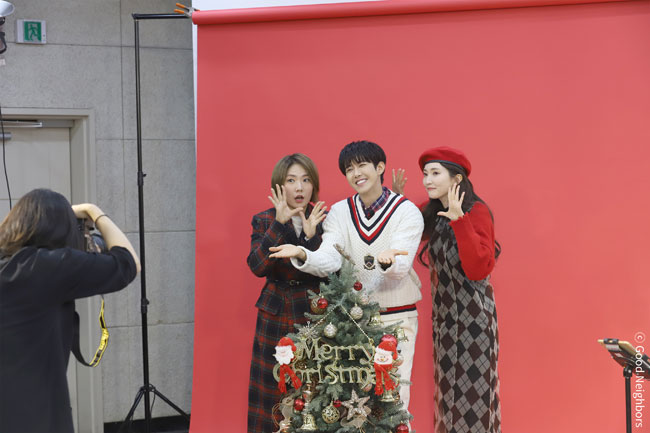 화보 촬영을 하며 포즈를 지어 보이는 옥상달빛과 광희