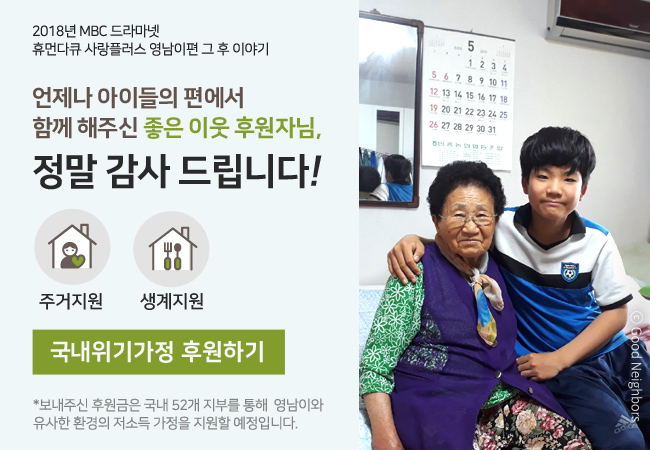 새로 구입한 책상과 의자 앞에서 밝은 미소로 카메라를 응시하는 모습 사진