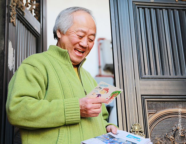 아이들이 쓴 편지를 보고 기뻐하는 할아버지 이미지