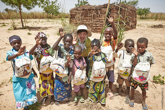 굿네이버스와 최수종 전국후원회장이 아이들과 손흔들고 있는 모습