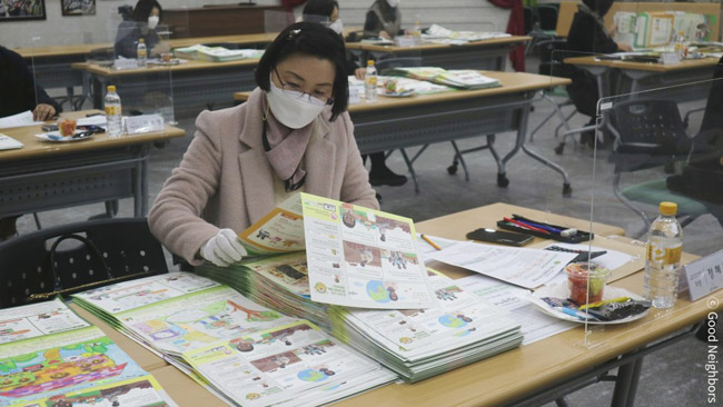 가족그림편지를 심사하고 있는 모습