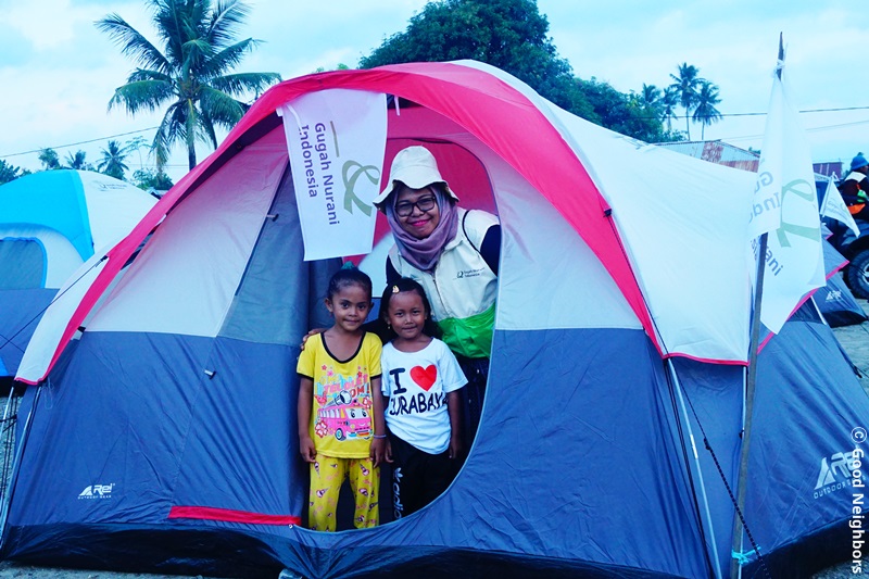 임시주거 텐트에서 아이들 모습