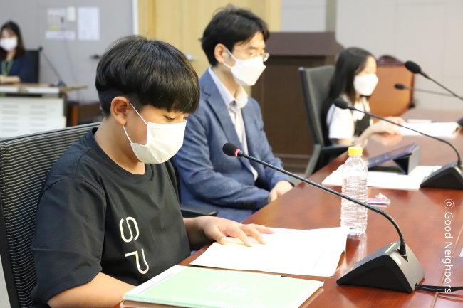 토론회에서 발언하는 굿모션 단원 학생 