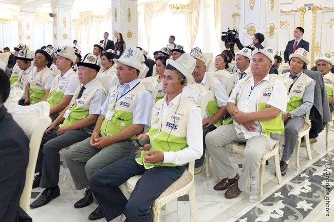 착수식에서 이낙연 총리의 축사를 듣고 있는 굿네이버스 키르기스공화국 직원들의 모습