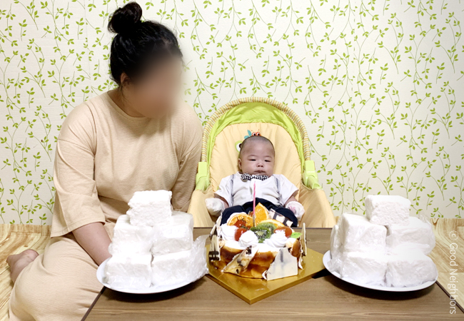 이사한 거실에서 해은이네 가족들이 모여서 인사하고 있는 모습