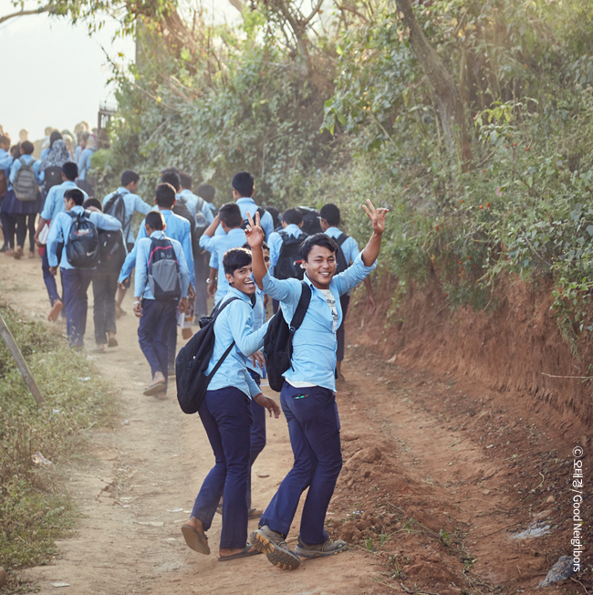 환하게 웃으며 학교에 가고 있는 네팔의 학생들 이미지