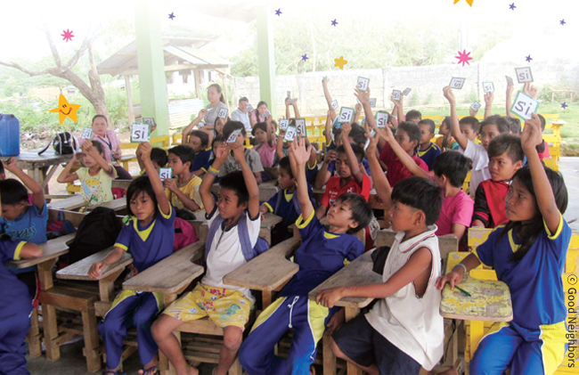 필리핀 산간지역 이동도서관에 참여한 아동들 이미지