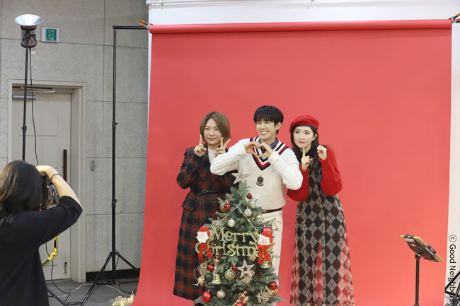 화보 촬영을 하며 포즈를 지어 보이는 옥상달빛과 광희