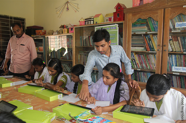 태블릿PC로 아동권리에 대한 교육을 받고 있는 방글라데시 아이들