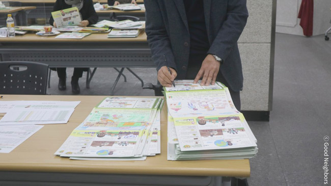 가족그림편지를 심사하고 있는 모습