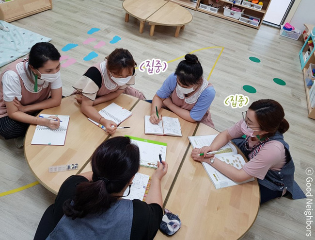 레인보우 마켓을 위해 회의하는 선생님들의 모습