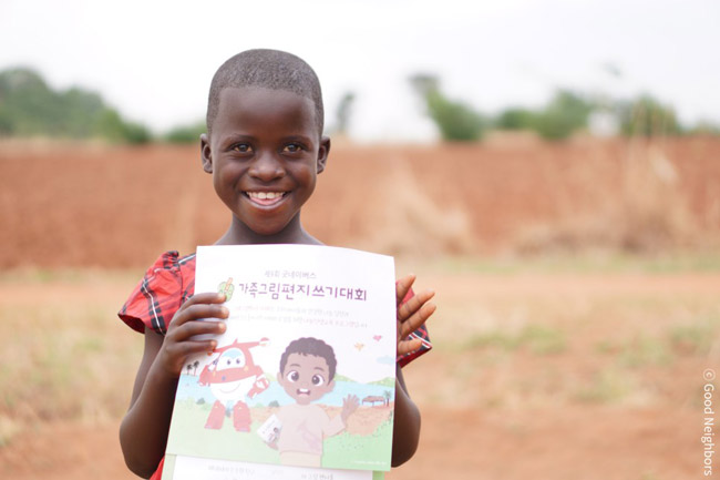 가족그림편지를 들고 웃고 있는 바네사의 모습)