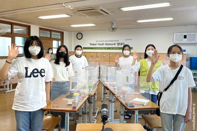 선서하고 있는 한국 학생들 이미지  