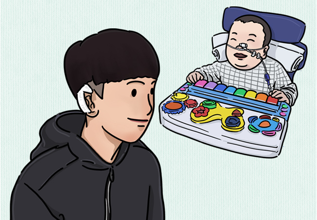 엄마한테 안겨서 손을 들고 있는 가영이 모습