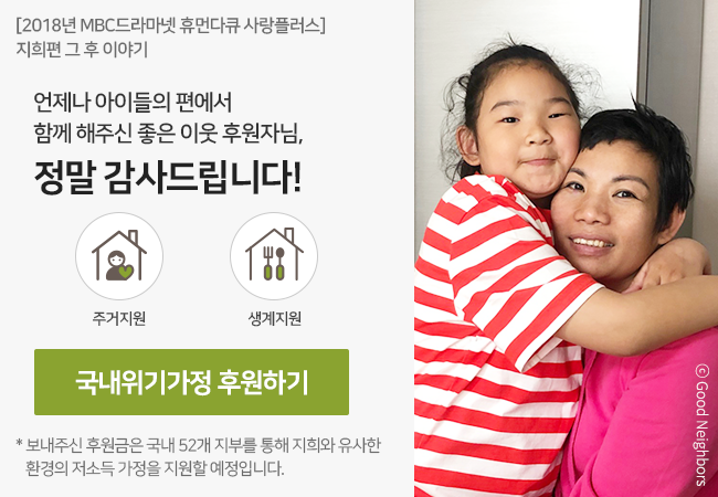 새로 구입한 책상과 의자 앞에서 밝은 미소로 카메라를 응시하는 모습 사진