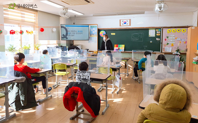 학교 교실에서 희망나눔학교를 진행하는 모습