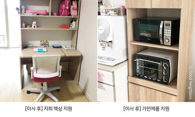 거실에서 좌측부터 어머니, 슬빈이, 아버지 그리고 하얀 강아지가 밝게 웃으며 카메라를 응시하는 모습 사진