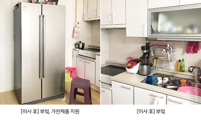 거실에서 좌측부터 어머니, 슬빈이, 아버지 그리고 하얀 강아지가 밝게 웃으며 카메라를 응시하는 모습 사진