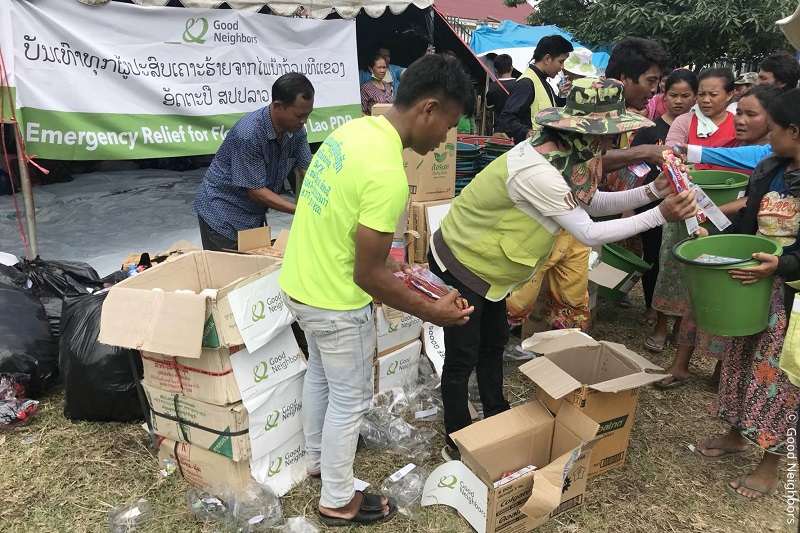 구호 물품을 전달하는 모습