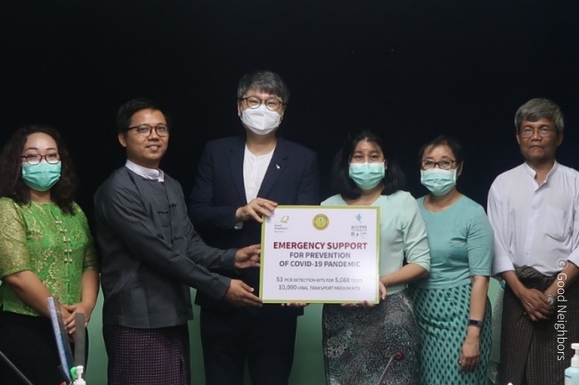 우리단체와 유엔프로젝트조달기구가 미얀마에 코로나19 진단키트 긴급 지원식을 진행하는 모습