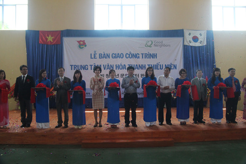 1. 화빙청소년문화센터 개소를 알리는 리본컷팅을 하고있다..jpg