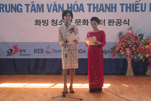 2. 굿네이버스 김인희 부회장이 축사를 하고있다..jpg